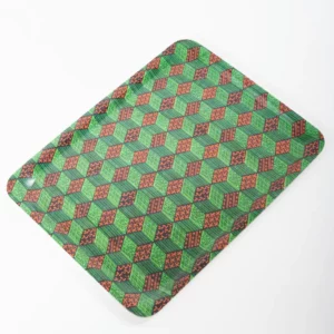 Bandeja con print africano de formas geométricas en tonos verdes y naranja. Decoración con conciencia y alma.