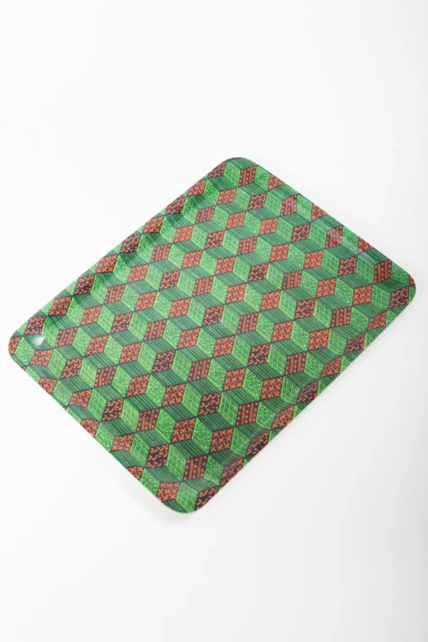 Bandeja con print africano de formas geométricas en tonos verdes y naranja. Decoración con conciencia y alma.
