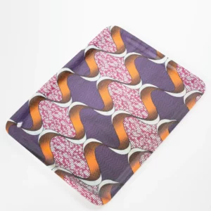 Bandeja de hogar con estampado africano en tonos morado, rosa y naranja. Decoración étnica, ética y exclusiva.