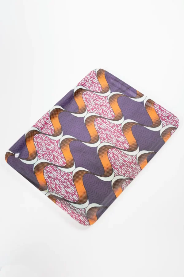 Bandeja de hogar con estampado africano en tonos morado, rosa y naranja. Decoración étnica, ética y exclusiva.