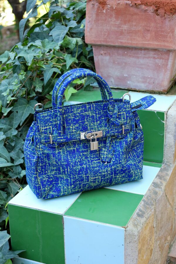 Bolso azul con estampado africano y tejido a mano. Viste nuestra moda ética, exclusiva y con historia propia.