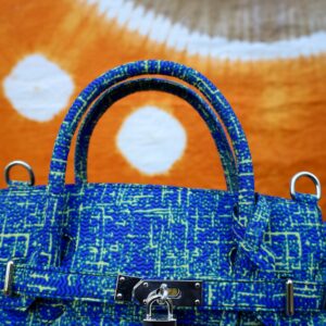 Bolso azul con estampado africano y tejido a mano. Viste nuestra moda ética, exclusiva y con historia propia.