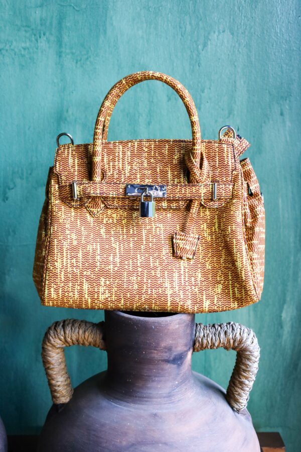 Bolso étnico morado y lima tejido a mano con estampado africano. Moda ética y exclusiva con esencia africana.