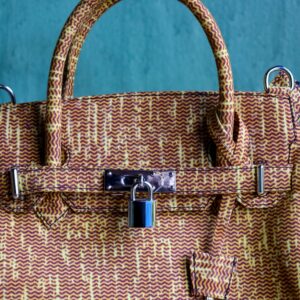 Bolso étnico morado y lima tejido a mano con estampado africano. Moda ética y exclusiva con esencia africana.