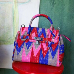 Bolso artesanal con estampado africano hecho a mano. Haz tuya esta pieza única de moda consciente y solidaria.