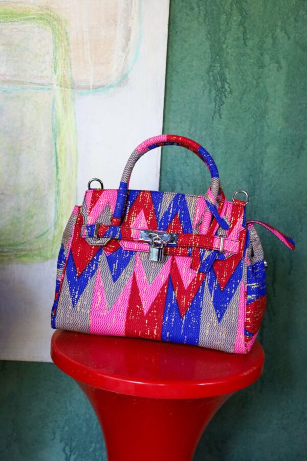 Bolso artesanal con estampado africano hecho a mano. Haz tuya esta pieza única de moda consciente y solidaria.