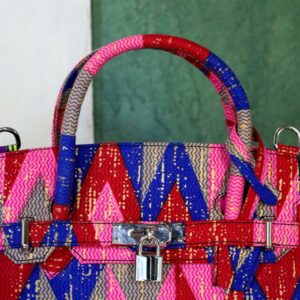Bolso artesanal con estampado africano hecho a mano. Haz tuya esta pieza única de moda consciente y solidaria.