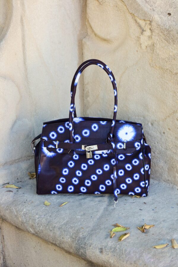 Bolso estampado africano de flores en tonos azules. Fabricado a mano. Apoya la moda consciente y solidaria.​