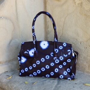 Bolso estampado africano de flores en tonos azules. Fabricado a mano. Apoya la moda consciente y solidaria.​