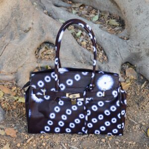 Bolso estampado africano de flores en tonos azules. Fabricado a mano. Apoya la moda consciente y solidaria.​