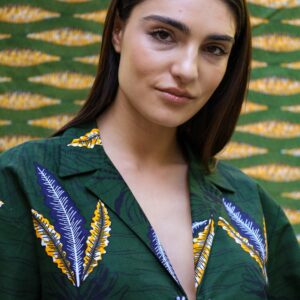 Chaqueta estampada en tonos verdes con hojas tejida a mano. Moda y estilo en una prenda única y con valores.