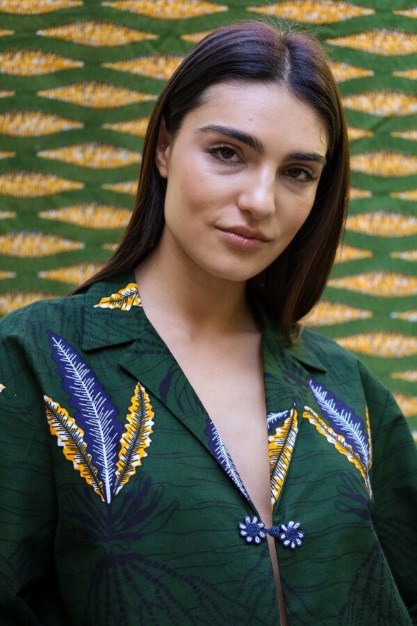Chaqueta estampada en tonos verdes con hojas tejida a mano. Moda y estilo en una prenda única y con valores.