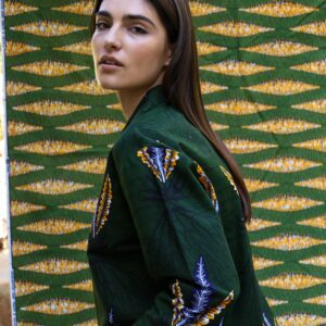 Chaqueta estampada en tonos verdes con hojas tejida a mano. Moda y estilo en una prenda única y con valores.