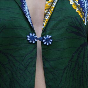 Chaqueta estampada en tonos verdes con hojas tejida a mano. Moda y estilo en una prenda única y con valores.