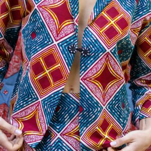 Chaqueta con estampado africano geométrico, hecha a mano. Tradición y estilo en una prenda única y con alma.​