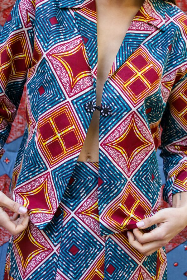 Chaqueta con estampado africano geométrico, hecha a mano. Tradición y estilo en una prenda única y con alma.​