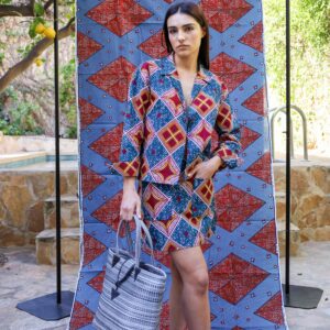 Chaqueta con estampado africano geométrico, hecha a mano. Tradición y estilo en una prenda única y con alma.​
