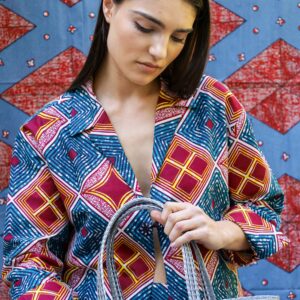 Chaqueta con estampado africano geométrico, hecha a mano. Tradición y estilo en una prenda única y con alma.​