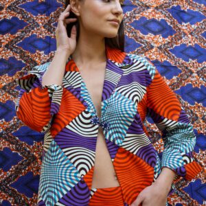 Chaqueta con estampado africano de wax en tonos morado, naranja y azul. Moda consciente y artesanal con alma.