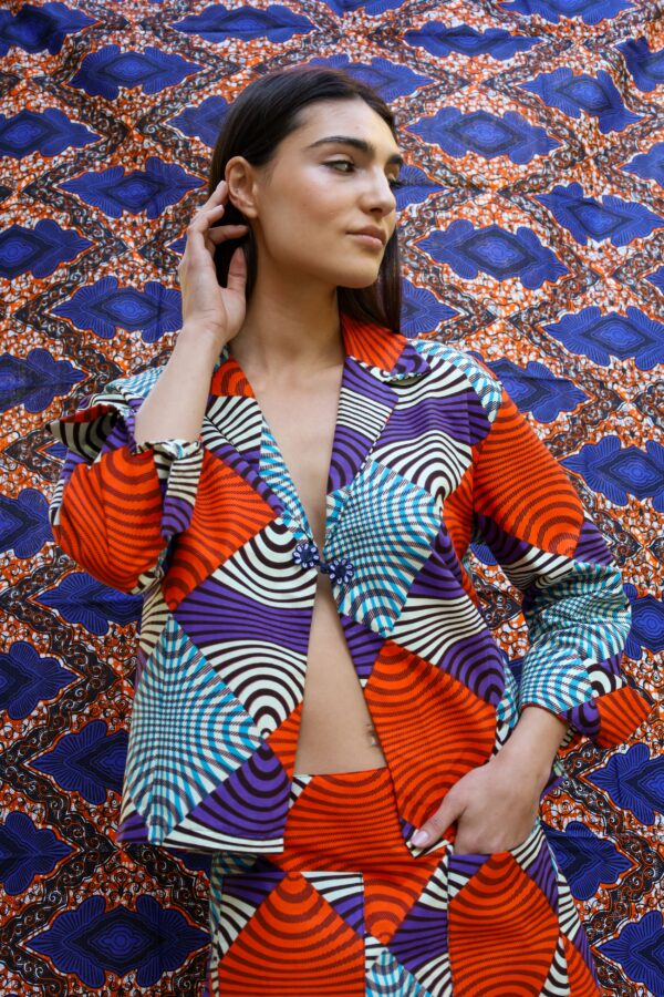 Chaqueta con estampado africano de wax en tonos morado, naranja y azul. Moda consciente y artesanal con alma.