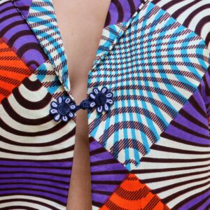Chaqueta con estampado africano de wax en tonos morado, naranja y azul. Moda consciente y artesanal con alma.