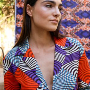 Chaqueta con estampado africano de wax en tonos morado, naranja y azul. Moda consciente y artesanal con alma.