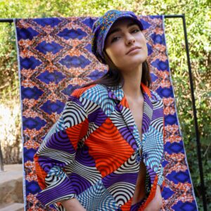 Chaqueta con estampado africano de wax en tonos morado, naranja y azul. Moda consciente y artesanal con alma.