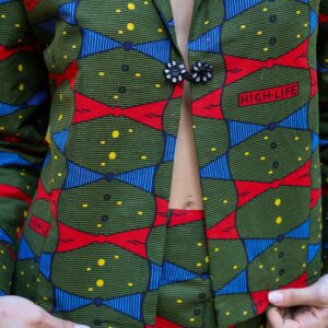 Chaqueta con estampado africano en tonos verde, azul y rojo. Pieza exclusiva hecha a mano con alma y valores.​