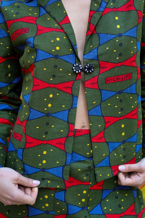 Chaqueta con estampado africano en tonos verde, azul y rojo. Pieza exclusiva hecha a mano con alma y valores.​