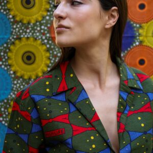 Chaqueta con estampado africano en tonos verde, azul y rojo. Pieza exclusiva hecha a mano con alma y valores.​