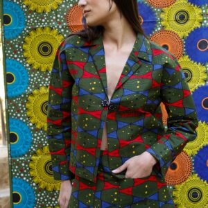 Chaqueta con estampado africano en tonos verde, azul y rojo. Pieza exclusiva hecha a mano con alma y valores.​