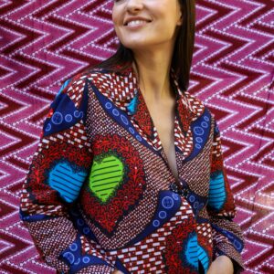Chaqueta estampado africano de patrones geométricos y corazones. Prenda única de wax tejida a mano con alma.