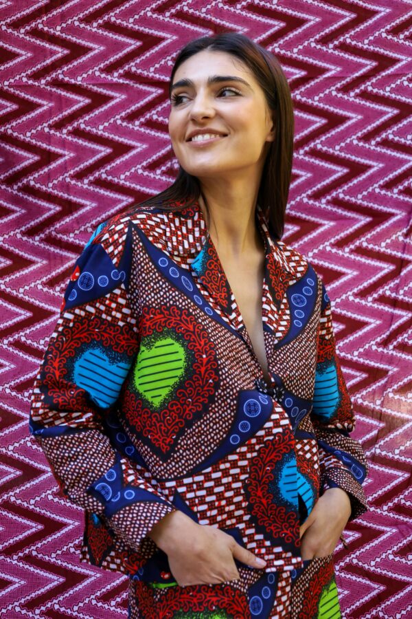 Chaqueta estampado africano de patrones geométricos y corazones. Prenda única de wax tejida a mano con alma.