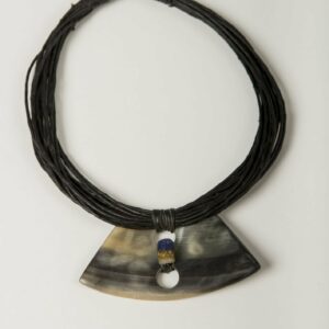 Collar negro y azul fabricado a mano con amor. Un accesorio étnico exclusivo y solidario de raíces africanas.