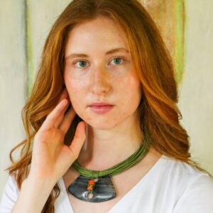 Collar en tono verde y mineral anaranjado. Joyería africana exclusiva hecha a mano. Viste con identidad y alma.