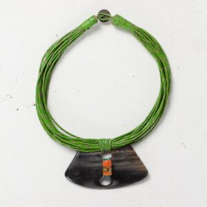 Collar en tono verde y mineral anaranjado. Joyería africana exclusiva hecha a mano. Viste con identidad y alma.