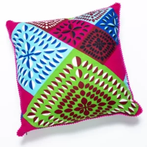 Funda de cojín estampada en tonos lima, celeste y granate con fondo fucsia. Decoración africana con valores.​