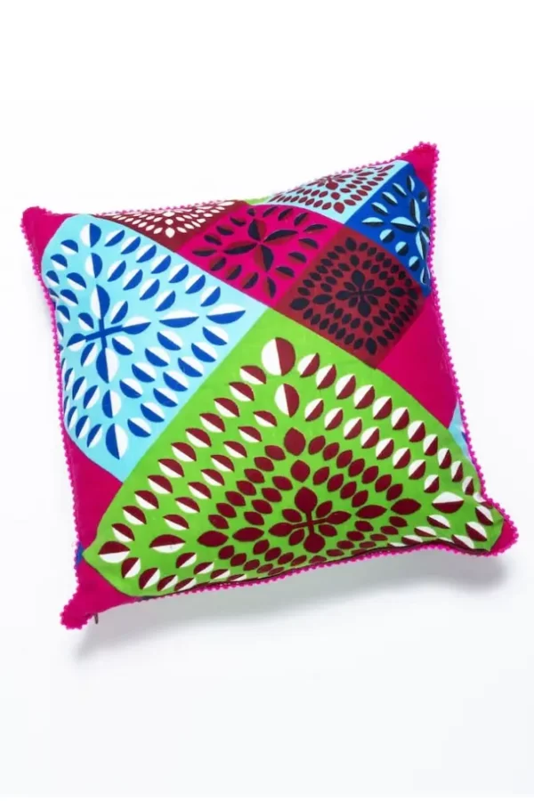 Funda de cojín estampada en tonos lima, celeste y granate con fondo fucsia. Decoración africana con valores.​