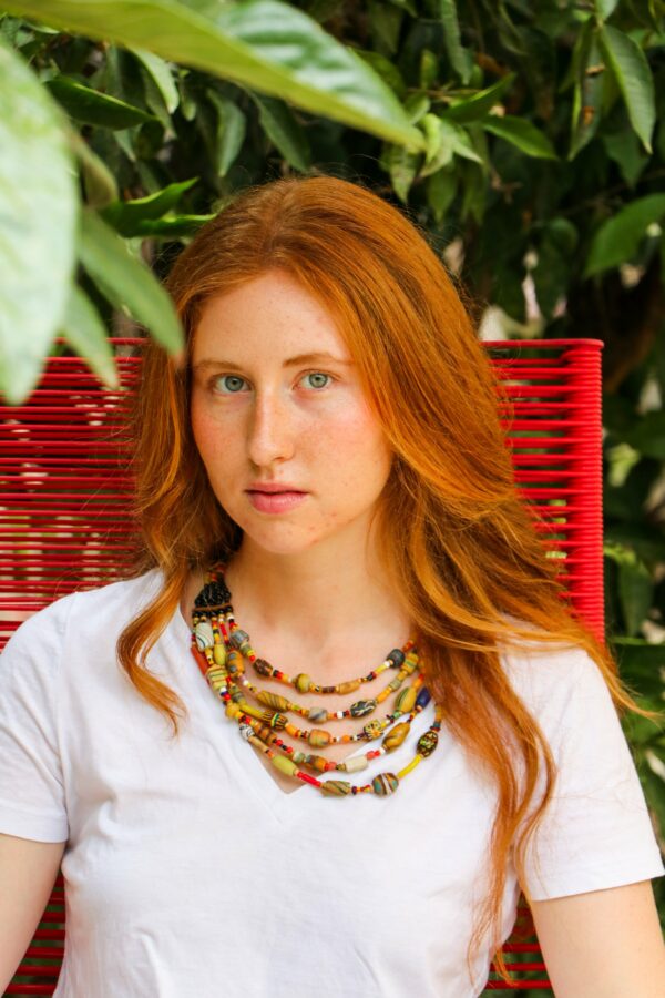 Collar africano multicolor hecho a mano. Joyas únicas, atemporales, solidarias y con profundo valor cultural.