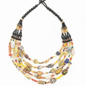 Collar africano multicolor hecho a mano. Joyas únicas, atemporales, solidarias y con profundo valor cultural.