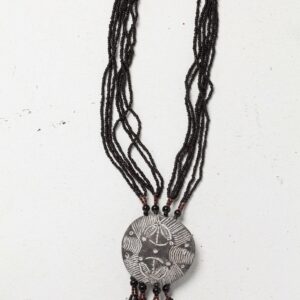 Collar africano en negro y granate fabricado a mano. Complemento exclusivo de joyería artesanal con propósito.