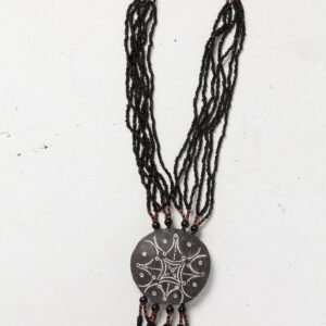 Collar étnico negro y granate. Joyería africana hecha a mano. Accesorio exclusivo y con propósito solidario.