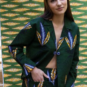 Falda estampada en tonos verdes con hojas tejida a mano. Moda y estilo en una prenda exclusiva y con valores.