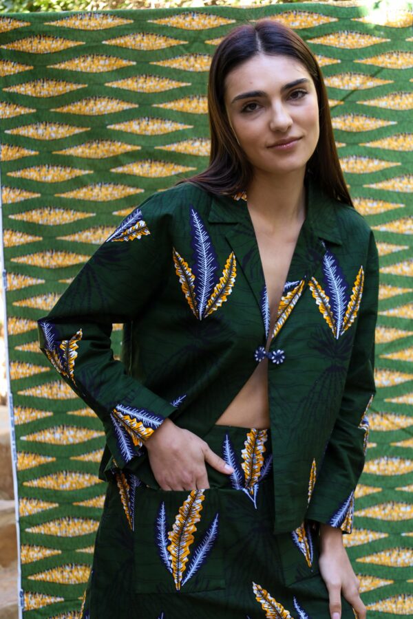 Falda estampada en tonos verdes con hojas tejida a mano. Moda y estilo en una prenda exclusiva y con valores.