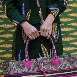Falda estampada en tonos verdes con hojas tejida a mano. Moda y estilo en una prenda exclusiva y con valores.