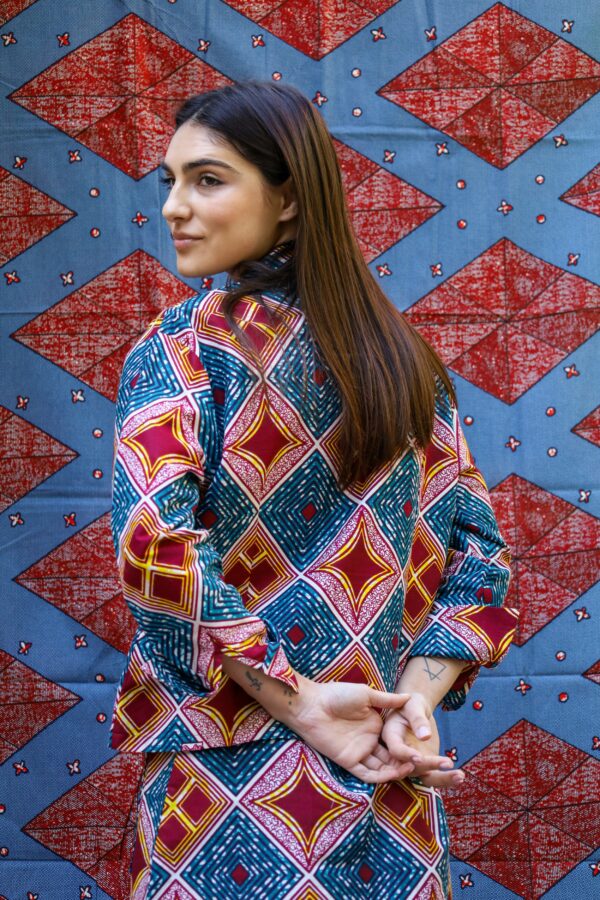 Falda con estampado africano geométrico, hecha a mano. Tradición y estilo en una prenda exclusiva y con alma.​
