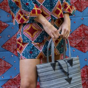 Falda con estampado africano geométrico, hecha a mano. Tradición y estilo en una prenda exclusiva y con alma.​