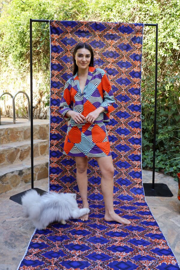 Falda en tonos morado, naranja y azul con estampado africano de wax. Moda consciente y artesanal con valores.