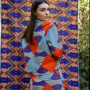 Falda en tonos morado, naranja y azul con estampado africano de wax. Moda consciente y artesanal con valores.