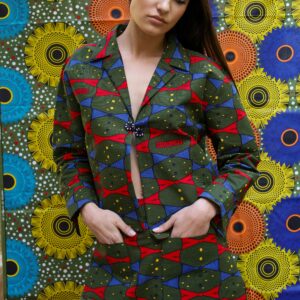 Falda con estampado africano en tonos verde, azul y rojo. Prenda exclusiva de moda consciente y hecha a mano.​